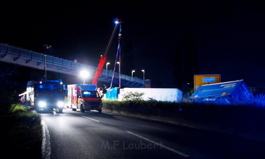 Einsatz BF Koeln PEINGEKLEMMT in Leverkusen P045.JPG